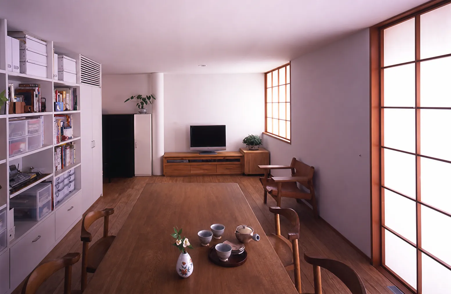 広島の家の居間。障子窓のそばの長いテーブルと椅子